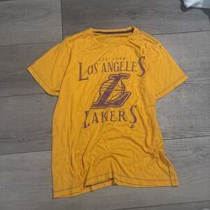 vintage Los Angeles Lakers Team Logo Graphic T-Shirt Men's XL Yellow